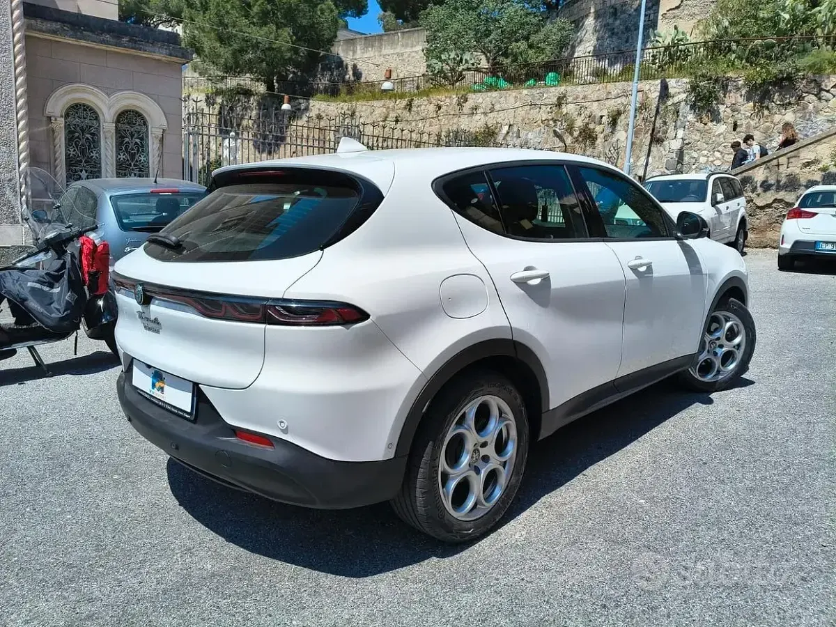 Begagnad Alfa Romeo Tonale Super 131 HK (96 kW) 2023 Vit SUV