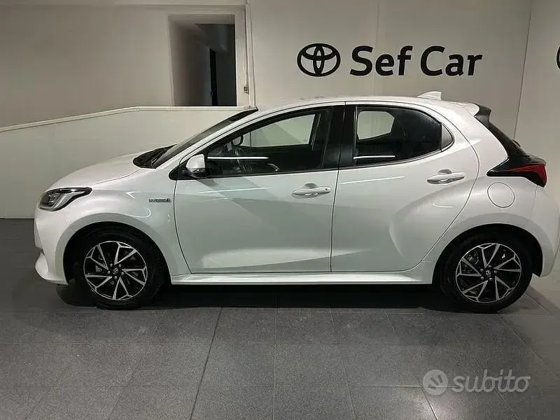 Usata Toyota Yaris Hybrid Trend 116 CV (85 kW) 2021 Bianco Berlina