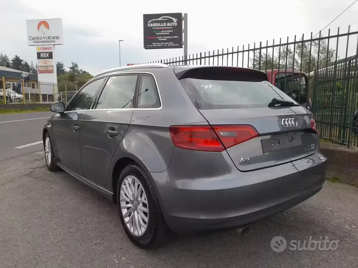 Usado Audi A3 Attraction 110 CV (80 kW) 2016 Gris Berlina