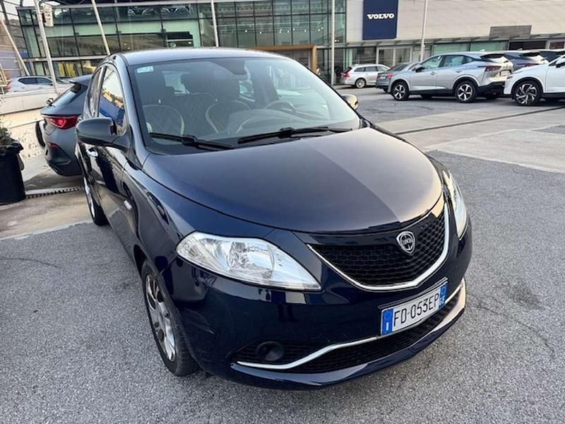 Usata Lancia Ypsilon Gold 69 CV (50 kW) 2016 Blu/azzurro Utilitaria