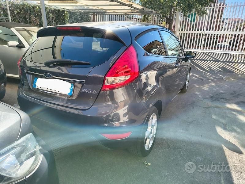 Usata Ford Fiesta Titanium 82 CV (60 kW) 2011 Blu Utilitaria