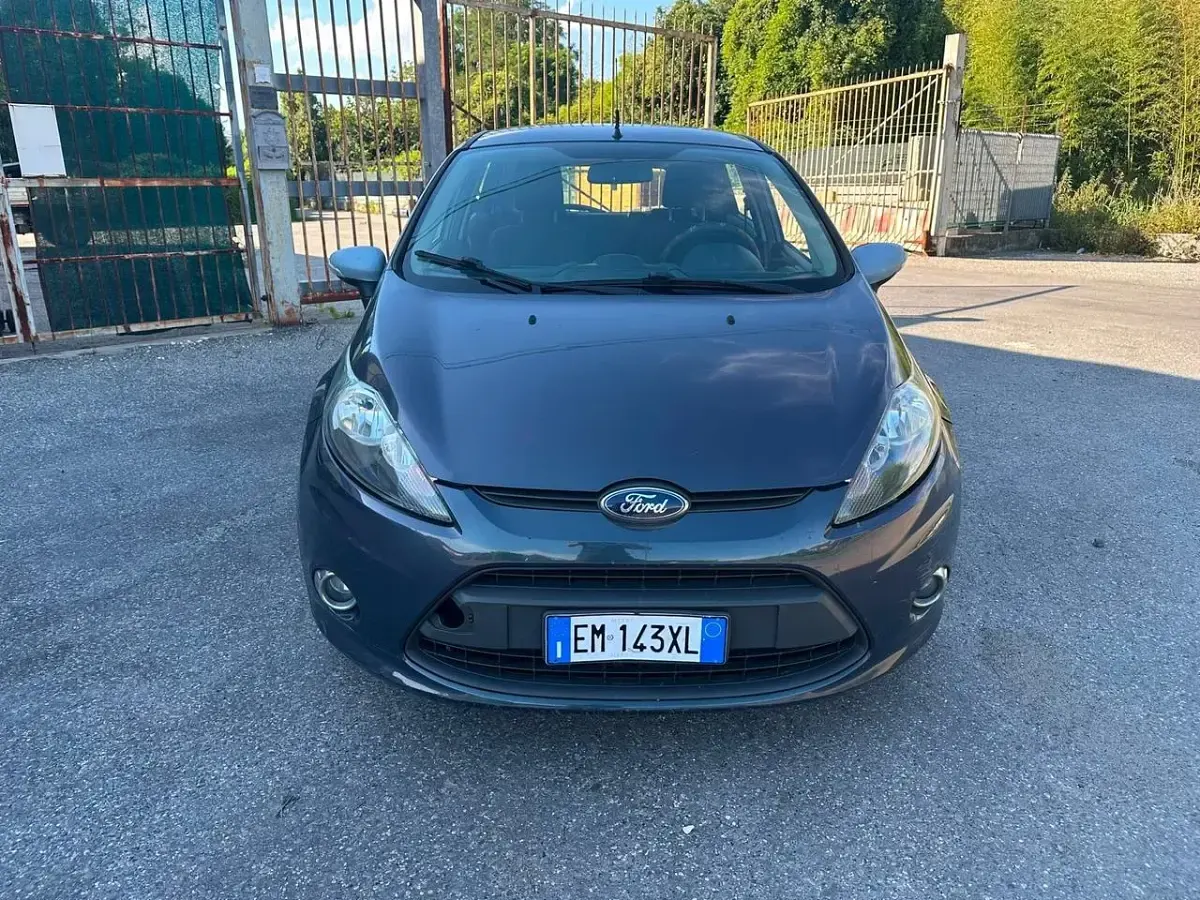 Usata Ford Fiesta Titanium 96 CV (70 kW) 2012 Grigio Berlina