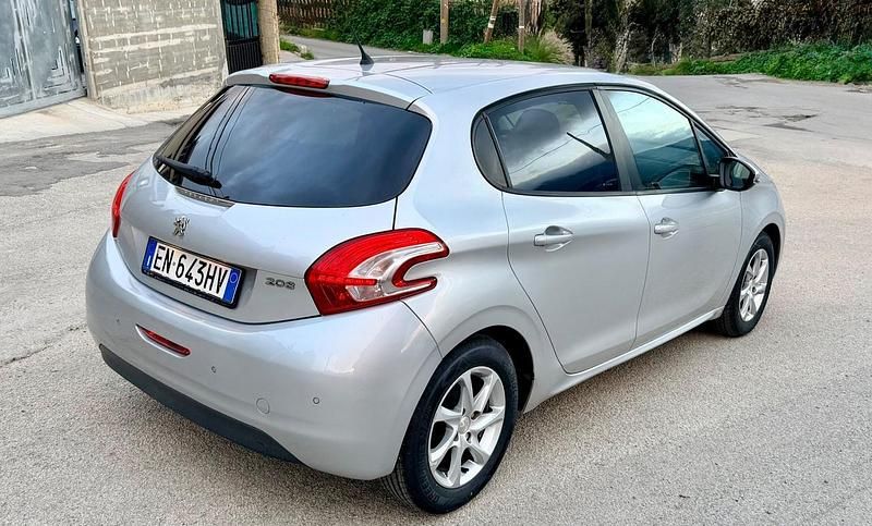 Usata Peugeot 208 Active 68 CV (50 kW) 2012 Argento Utilitaria