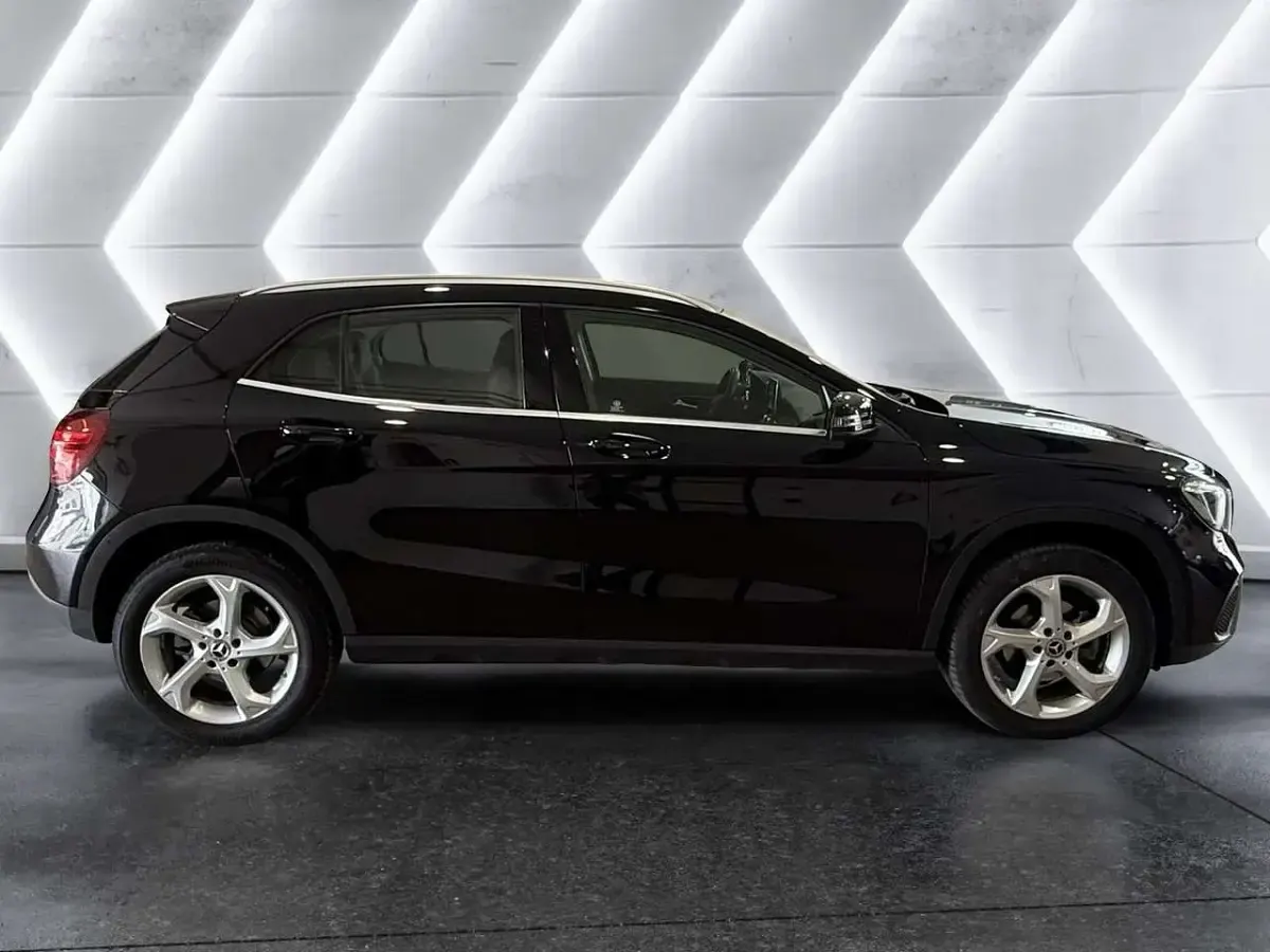Käytetty Mercedes GLA180 109 HP (80 kW) 2018 Musta Katumaasturi