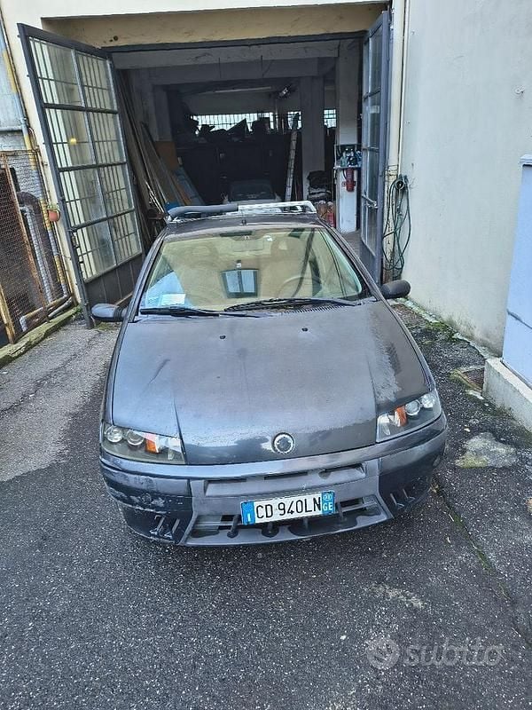 Grigio Usata 2003 Fiat Punto Feel Tre volumi | 1100 € (Ottimo prezzo) - Immagine 1/4