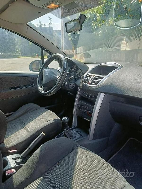 Begagnad Peugeot 207 90 HK (66 kW) 2006 Grå Sportkupé