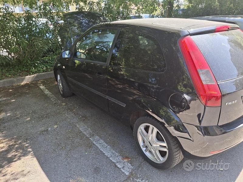 Usata Ford Fiesta 80 CV (58 kW) 2005 Nero Utilitaria