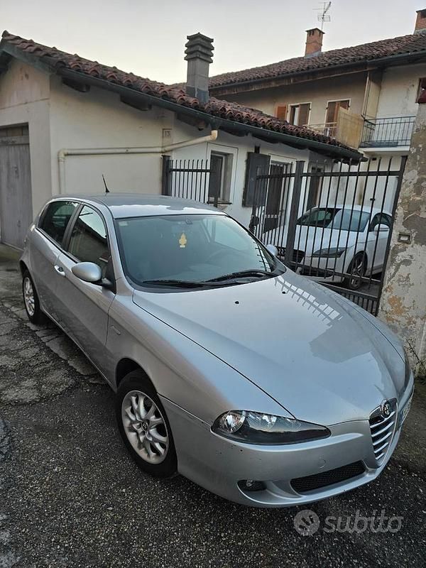 Usata Alfa Romeo 147 150 CV (110 kW) 2005 Grigio Utilitaria