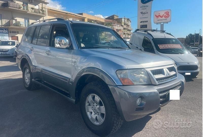 Usata Mitsubishi Pajero Intense 160 CV (117 kW) 2005 Grigio SUV