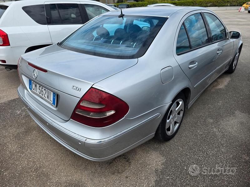 Usado Mercedes E320 Avantgarde 204 CV (150 kW) 2004 Gris Berlina