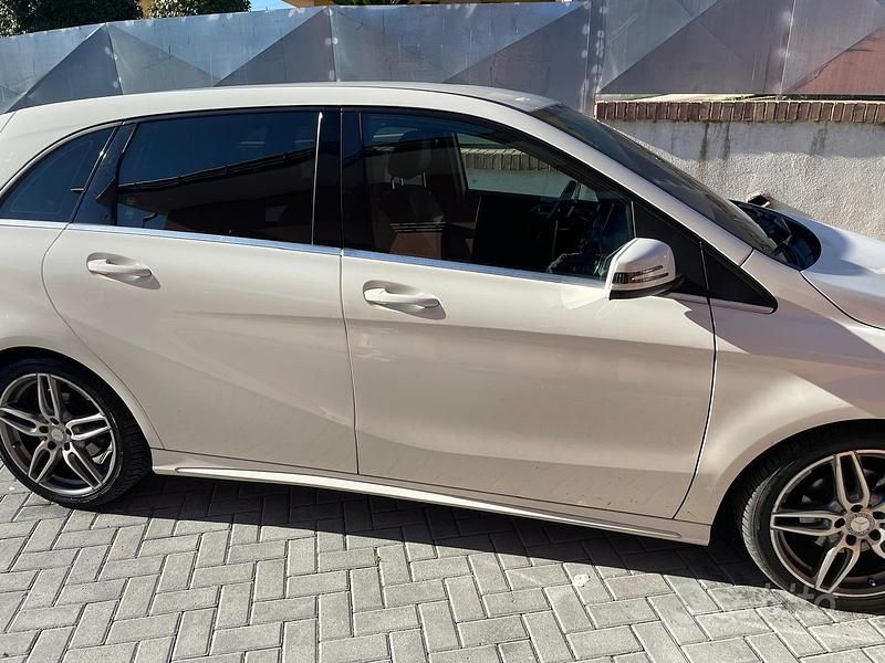 Usata Mercedes B180 Premium 109 CV (80 kW) 2016 Bianco Utilitaria