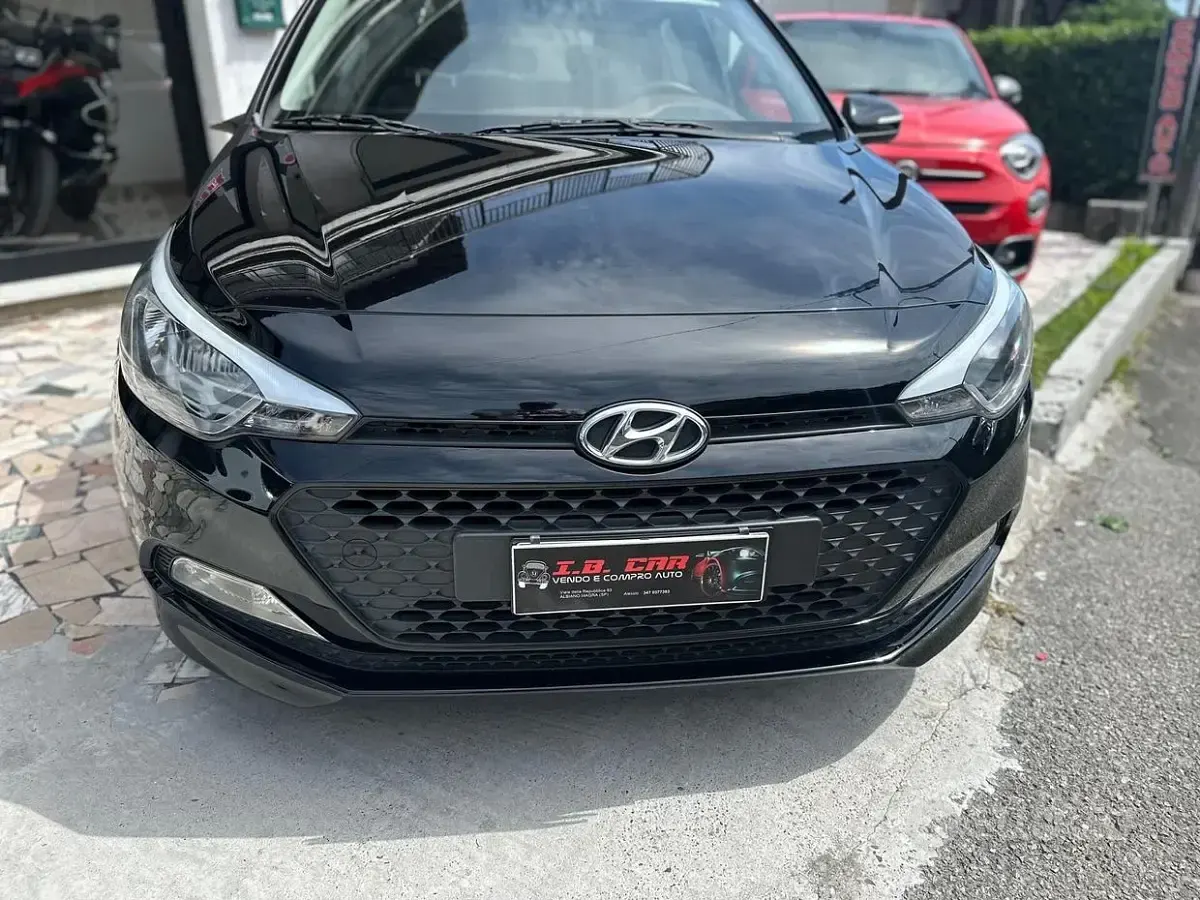 Usata Hyundai i20 Comfort 75 CV (55 kW) 2015 Nero Berlina