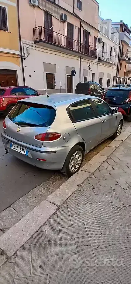 Usata Alfa Romeo 147 116 CV (85 kW) 2003 Grigio Utilitaria