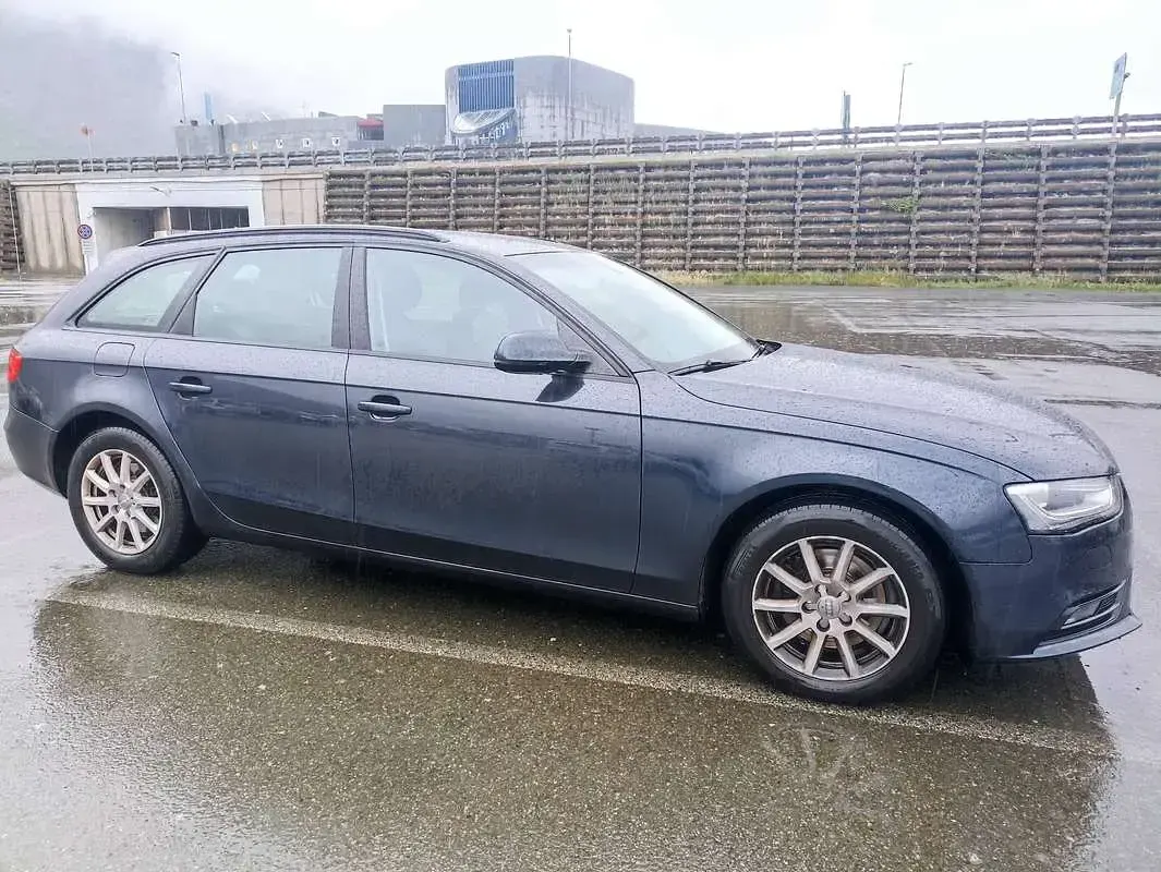 Käytetty Audi A4 Business 150 HP (110 kW) 2015 Sininen Farmari