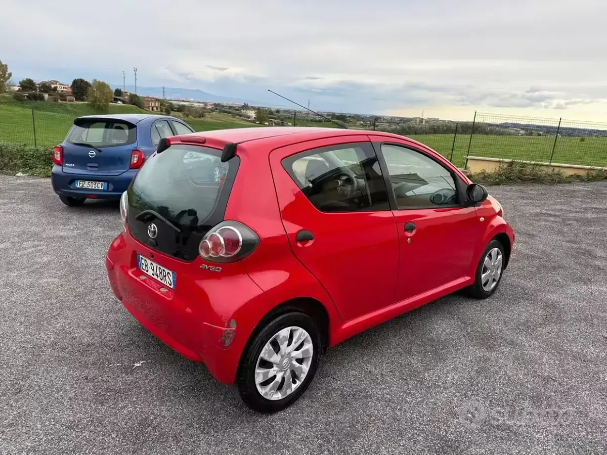 Usado Toyota Aygo 68 HP (50 kW) 2011 Vermelho Citadino