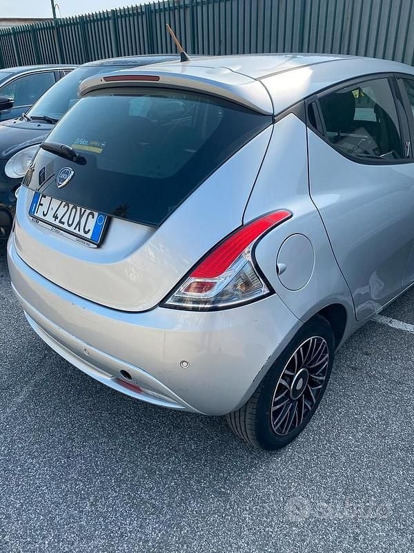 Usata Lancia Ypsilon 69 CV (50 kW) 2017 Grigio Utilitaria