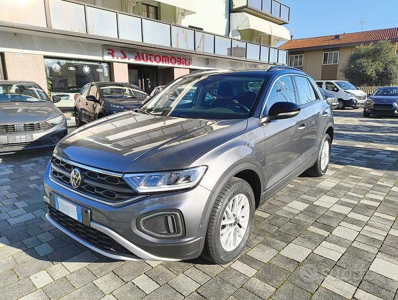 Usata VW T-Roc Life 116 CV (85 kW) 2024 Grigio scuro SUV