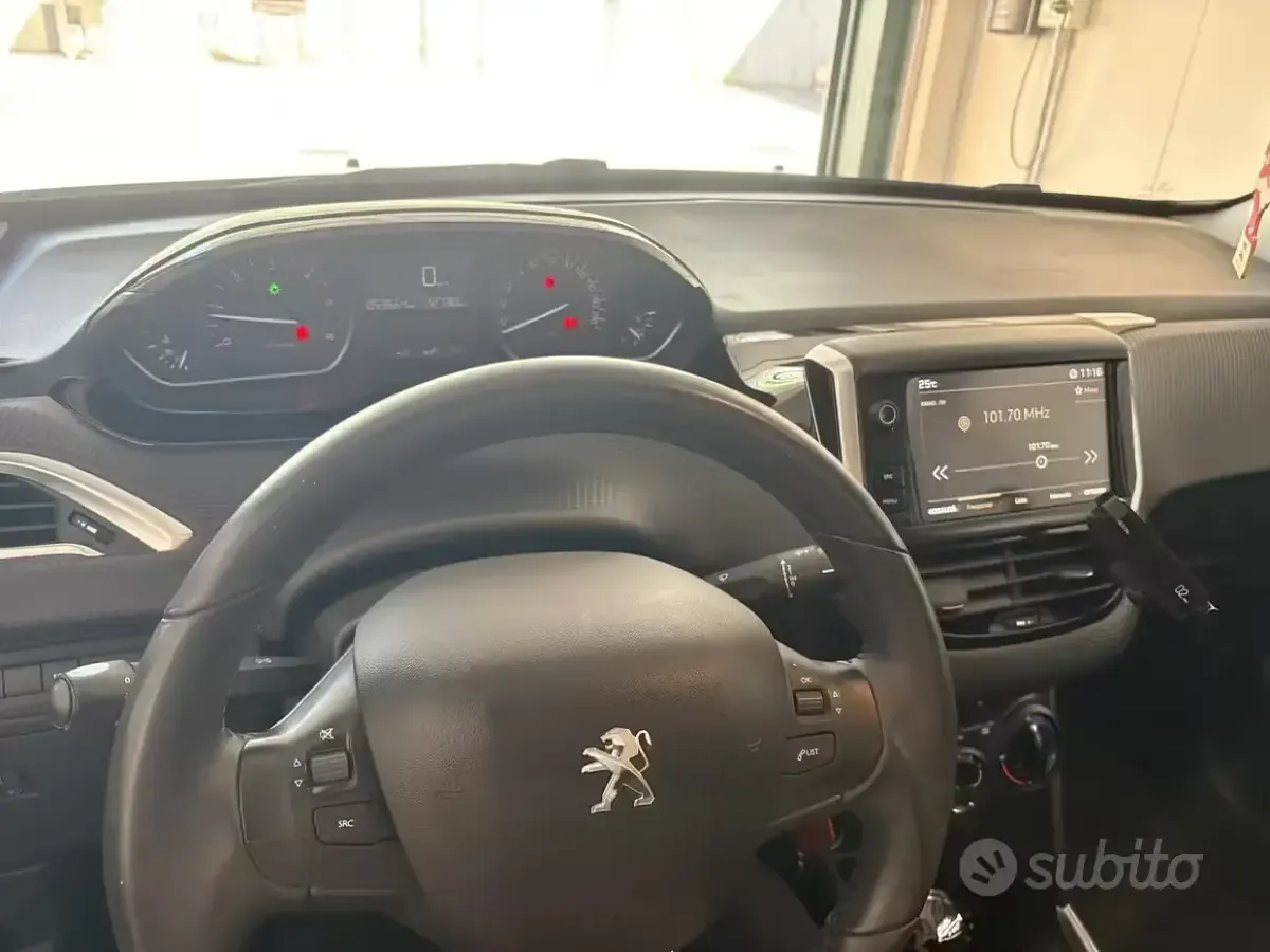 Gebraucht Peugeot 2008 102 PS (75 kW) 2019 Schwarz SUV