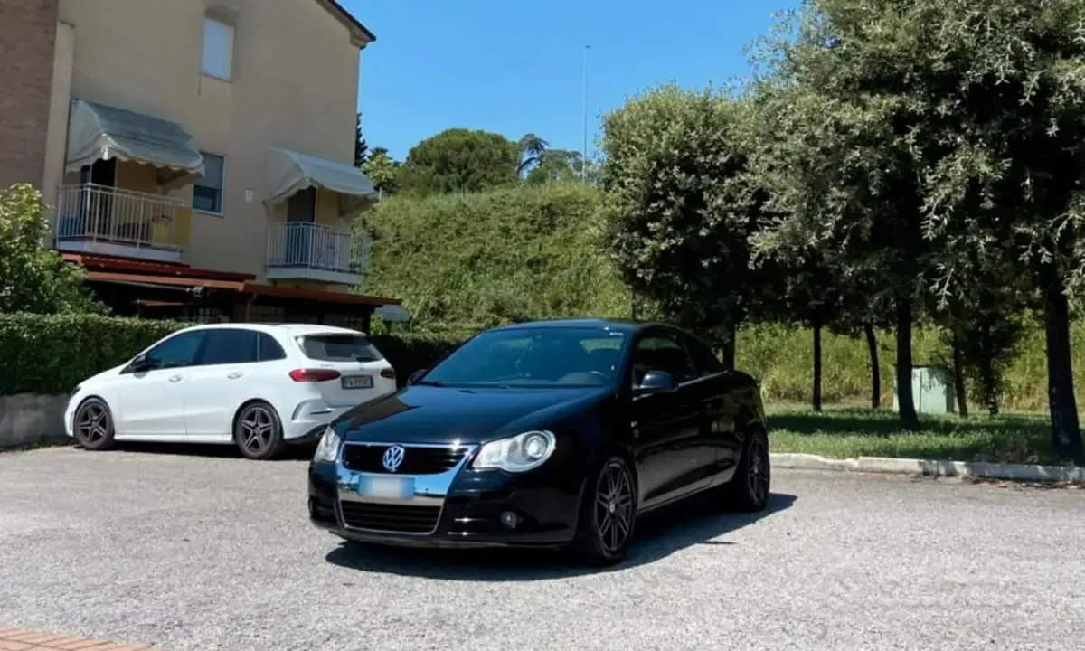Usata VW Eos 140 CV (102 kW) 2009 Bluazzurro Cabrio