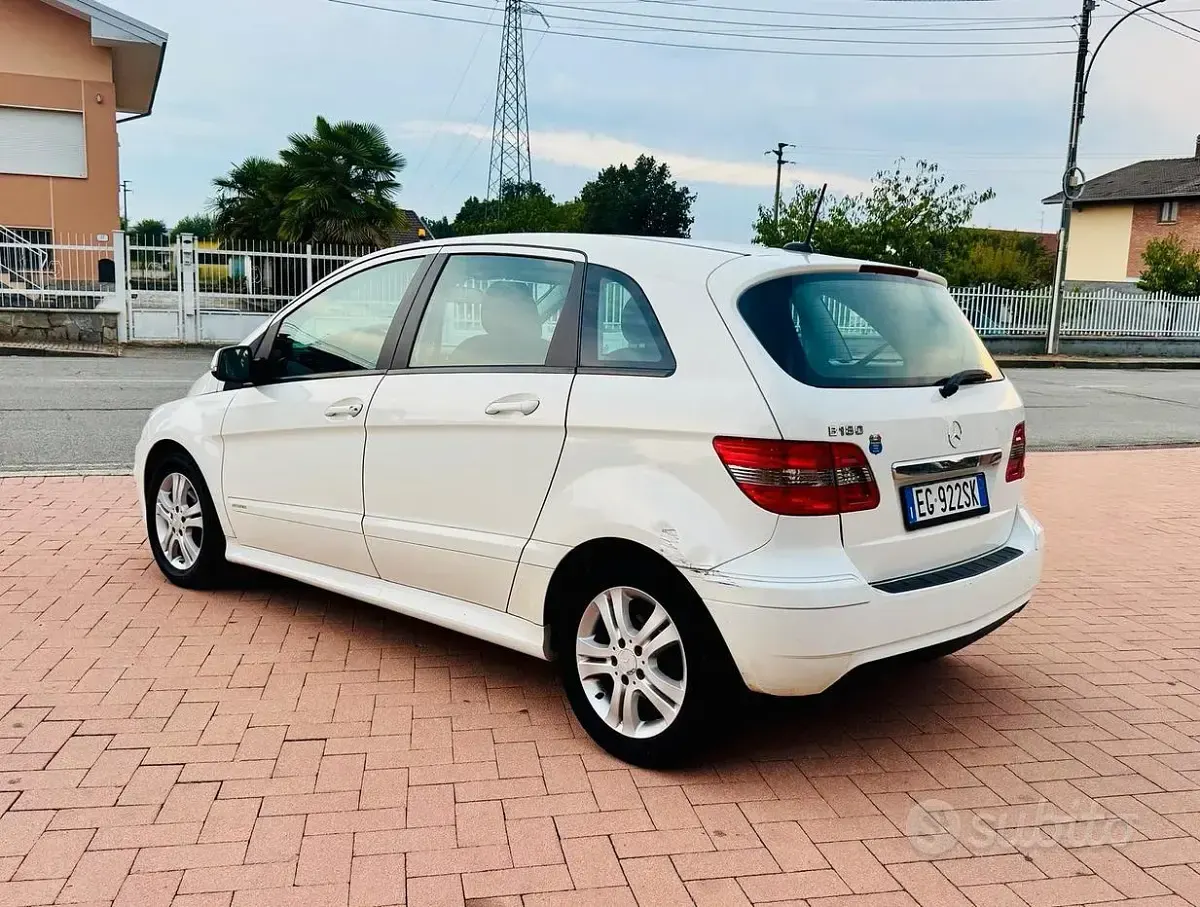 Usata Mercedes B180 116 CV (85 kW) 2011 Bianco Utilitaria