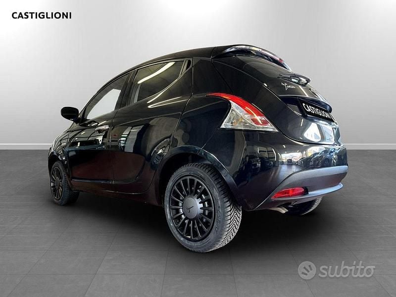 Usata Lancia Ypsilon Silver 70 CV (51 kW) 2022 Nero Utilitaria