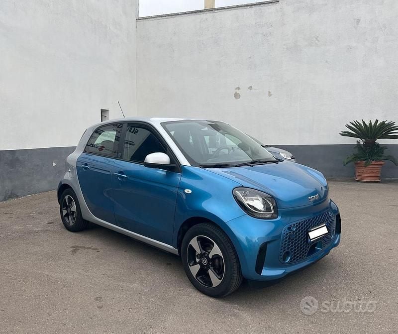 Usata Smart ForFour Electric Drive Passion 41 kW (56 CV) 2021 Blu Berlina