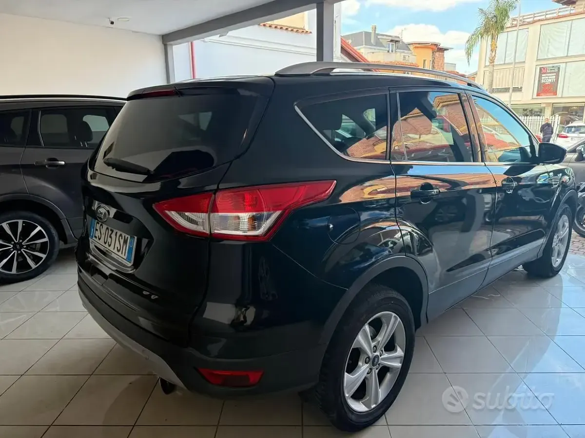 Usata Ford Kuga 140 CV (102 kW) 2013 Nero SUV