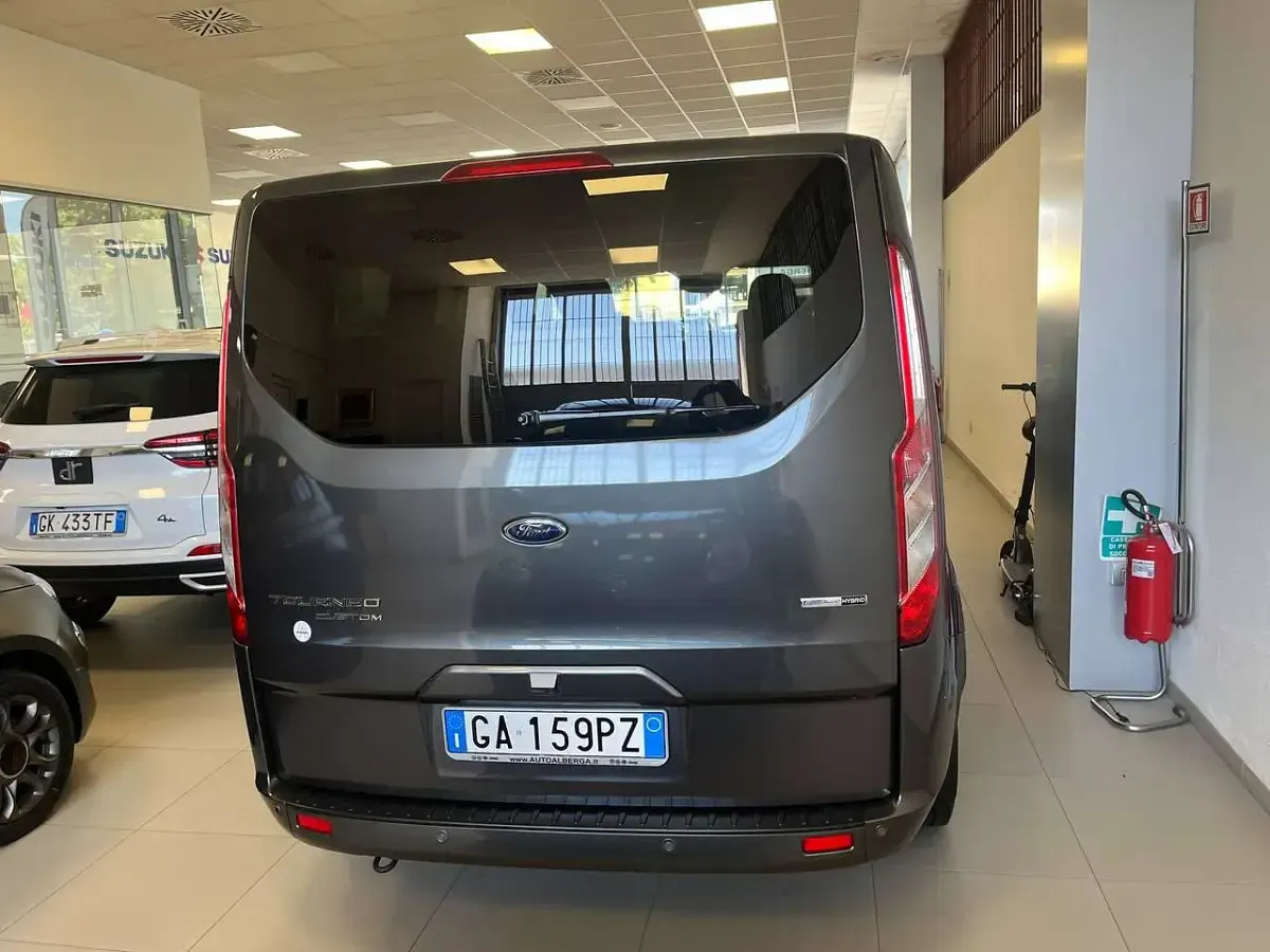 Usata Ford Tourneo Custom 129 CV (94 kW) 2020 Grigio metallizzato Furgone