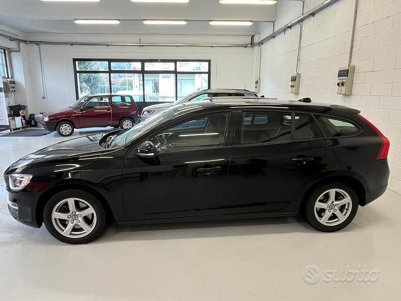 Usata Volvo V60 Kinetic 119 CV (87 kW) 2016 Nero Station wagon