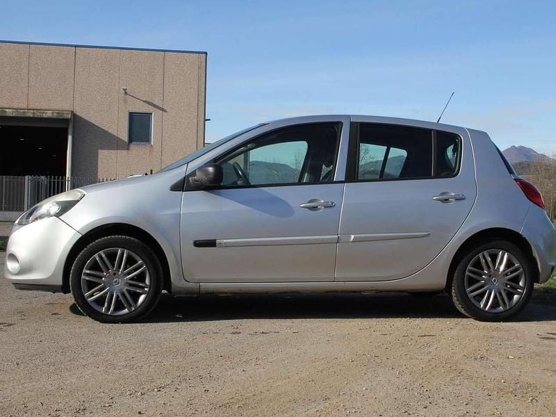 Usata Renault Clio II Dynamique 75 CV (55 kW) 2011 Argento Berlina