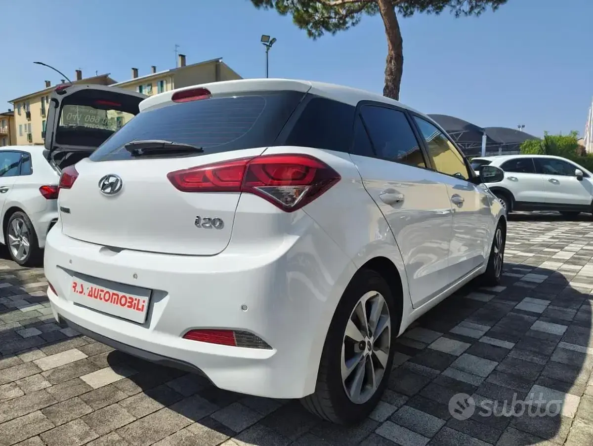 Usata Hyundai i20 Comfort 101 CV (74 kW) 2016 Bianco Berlina