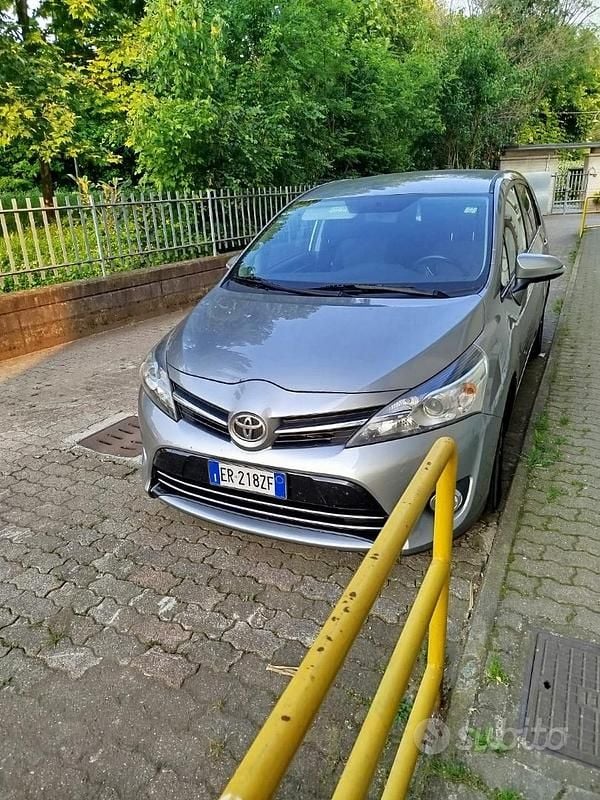 Verde Usata 2013 Toyota Verso Monovolume | 6000 € (Buon prezzo) - Immagine 1/4