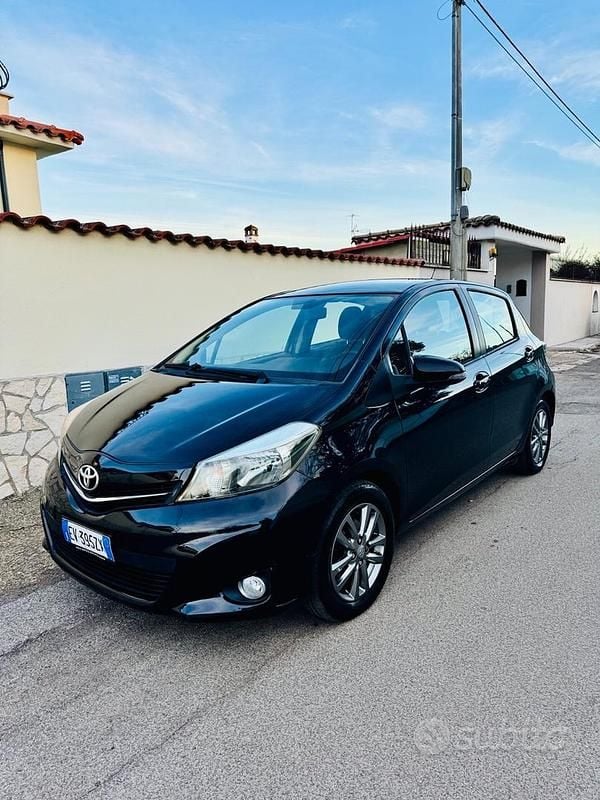 Nero Usata 2014 Toyota Yaris Lounge Tre volumi | 5700 € (Ottimo prezzo) - Immagine 1/4