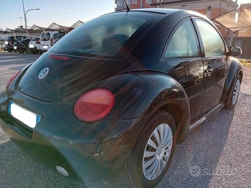 Usata VW New Beetle 102 CV (75 kW) 2003 Nero Utilitaria