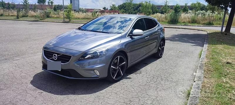 Usata Volvo V40 150 CV (110 kW) 2016 Grigio Berlina