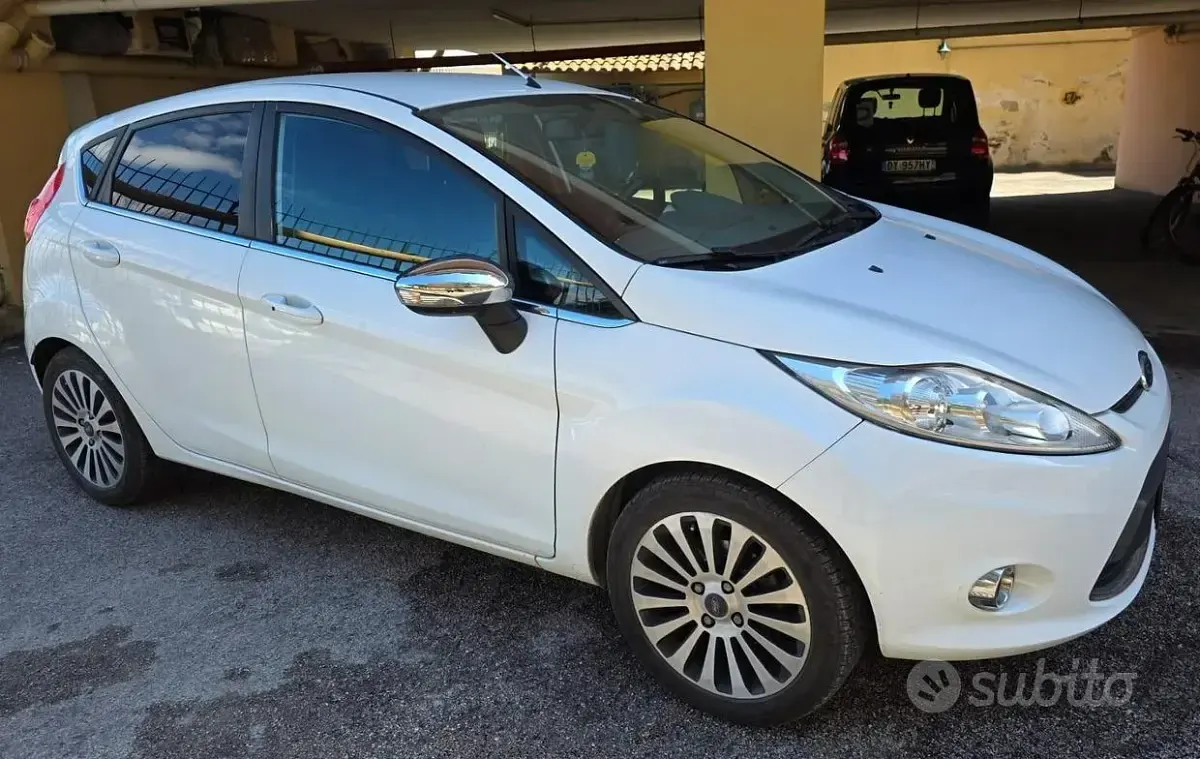 Usata Ford Fiesta 82 CV (60 kW) 2010 Bianco Berlina