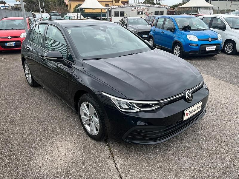 Begagnad VW Golf VIII Life 110 HK (80 kW) 2022 Svart Sedan