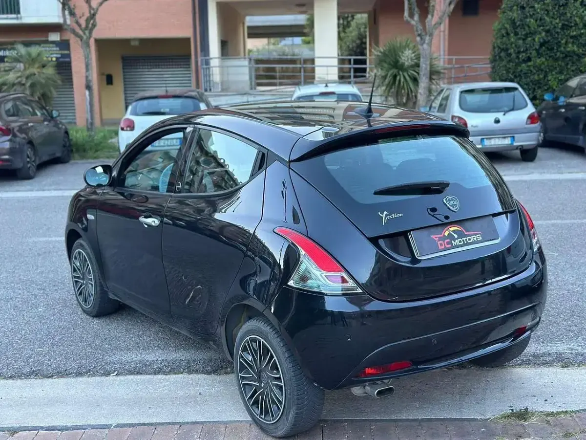 Usata Lancia Ypsilon Gold 69 CV (50 kW) 2021 Nero Utilitaria