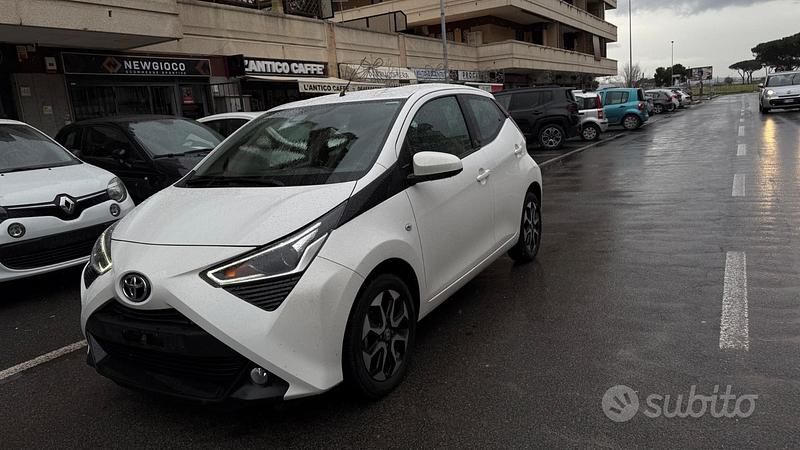 Usata Toyota Aygo Connect Style 72 CV (52 kW) 2021 Bianco Utilitaria