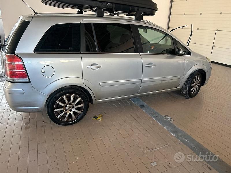 Usata Opel Zafira 150 CV (110 kW) 2008 Grigio Monovolume