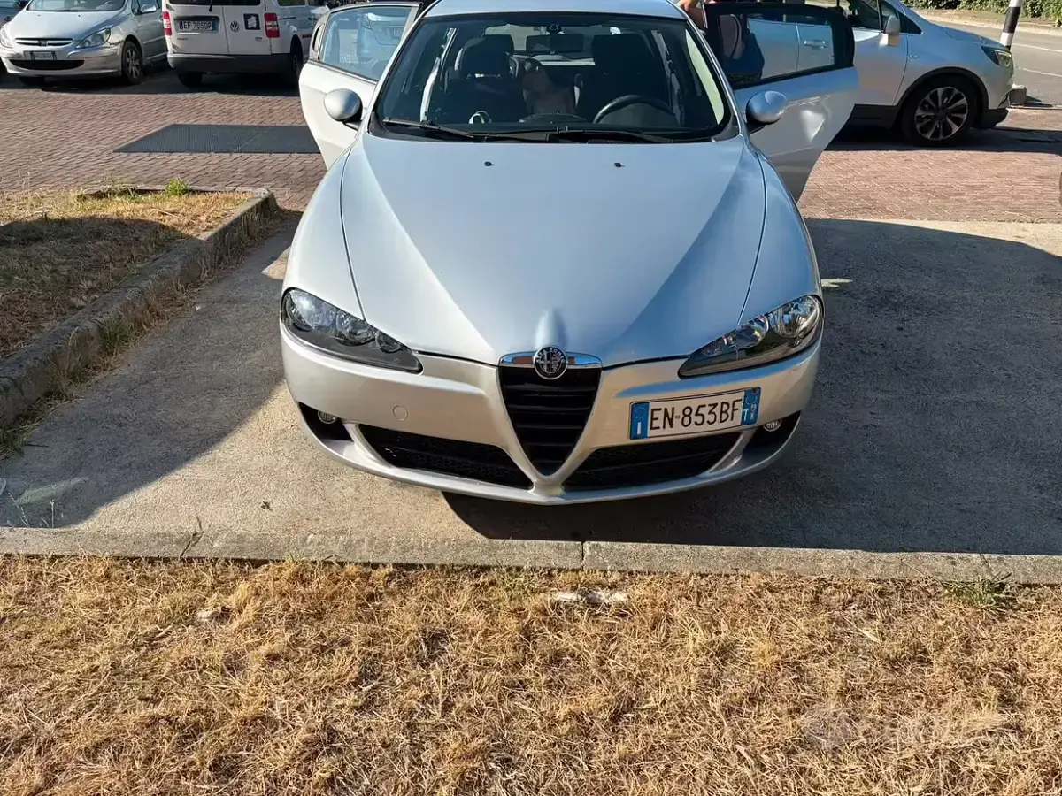 Usata Alfa Romeo 147 105 CV (77 kW) 2007 Grigio Utilitaria