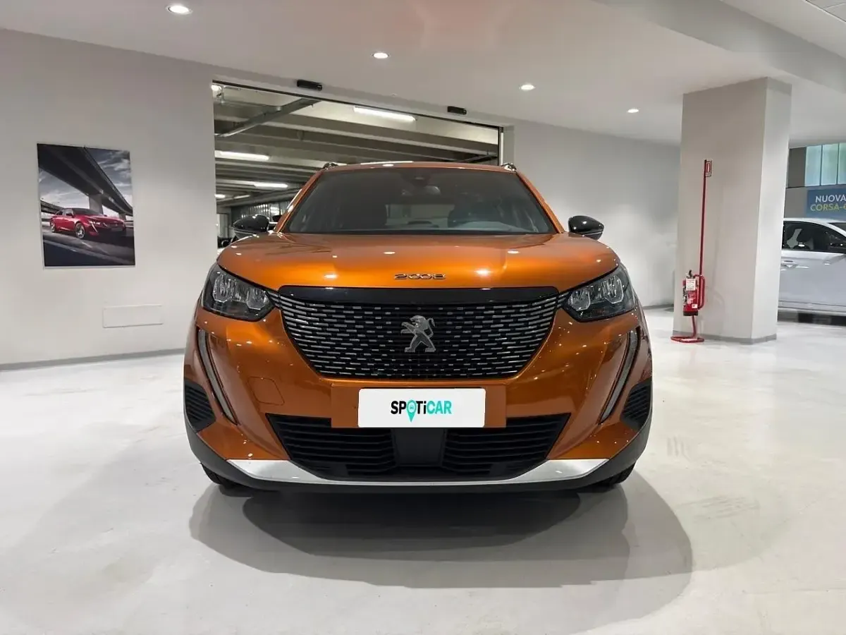 Usata Peugeot 2008 Allure 131 CV (96 kW) 2023 Marrone SUV