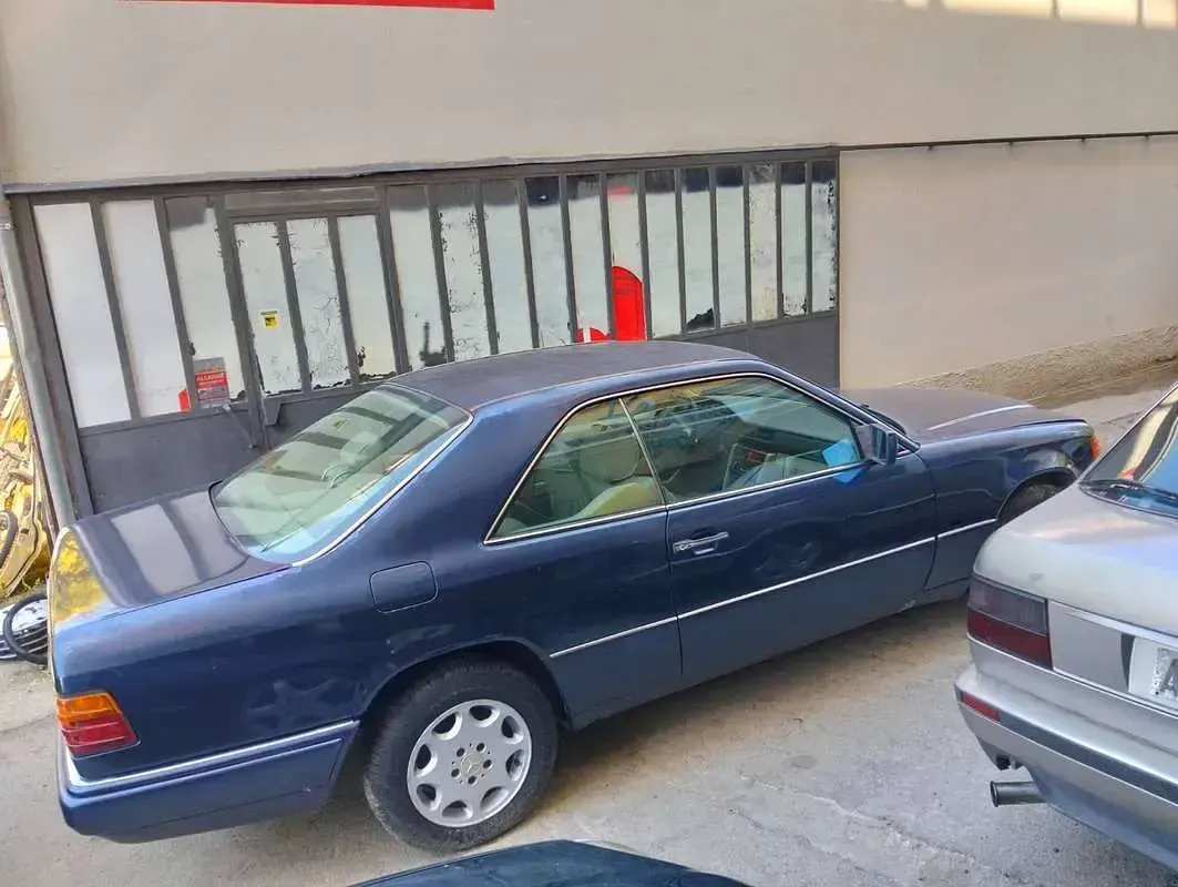 Usata Mercedes E200 136 CV (100 kW) 1995 Blu/azzurro Coupé