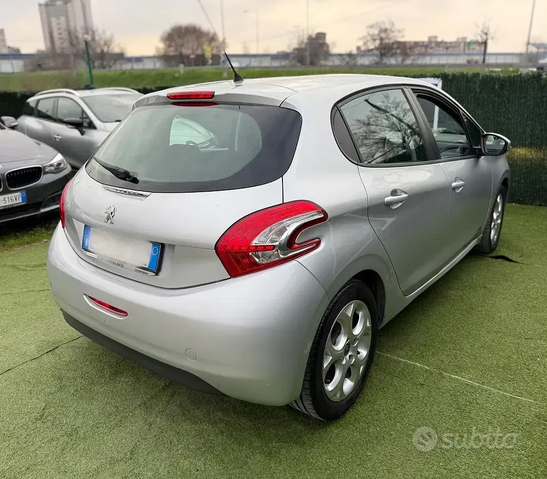 Usata Peugeot 208 92 CV (67 kW) 2013 Grigio Utilitaria
