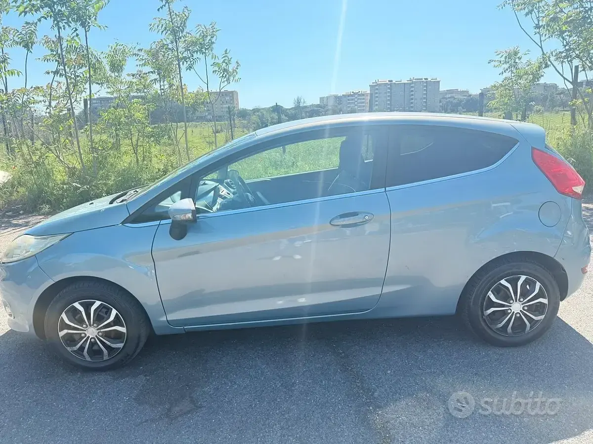 Usata Ford Fiesta 82 CV (60 kW) 2009 Blu Berlina