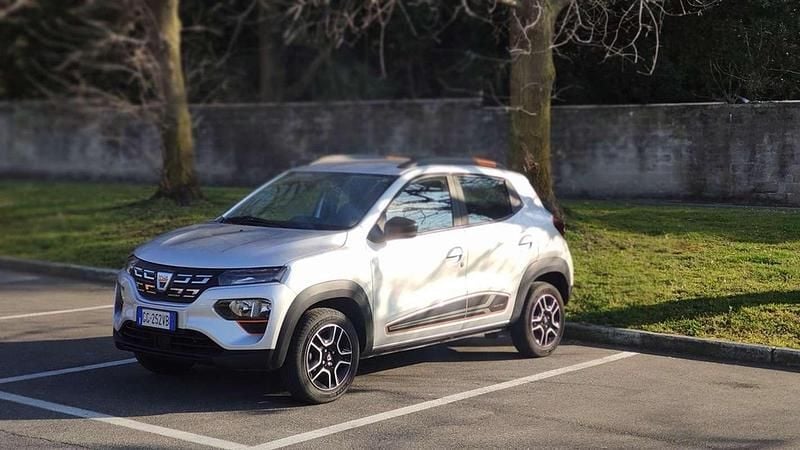 Usata Dacia Spring Comfort Plus 19 kW (26 CV) 2022 Argento Utilitaria