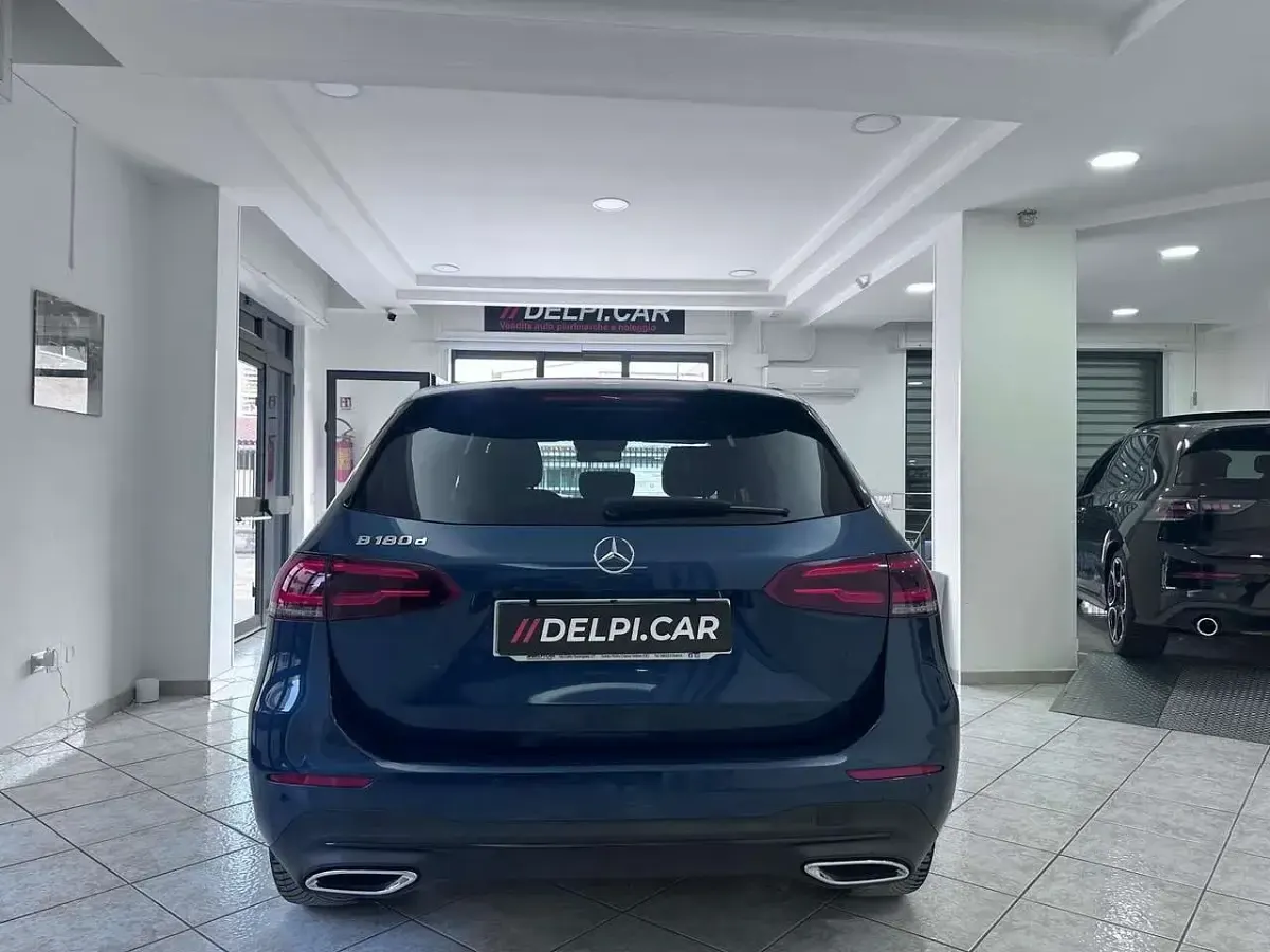 Usata Mercedes B180 Premium 116 CV (85 kW) 2019 Blu Utilitaria