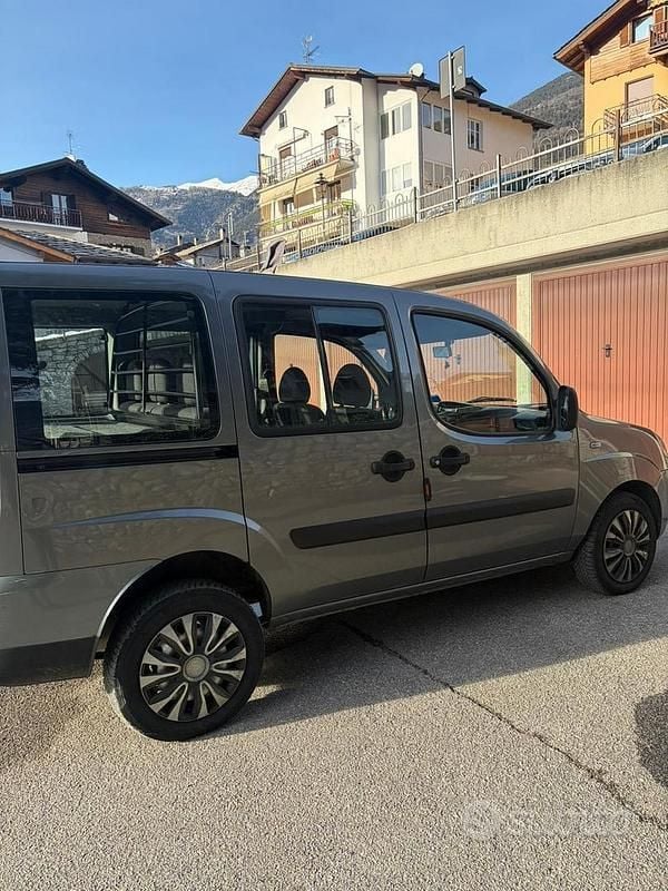 Usata Fiat Doblò 105 CV (77 kW) 2005 Grigio Monovolume