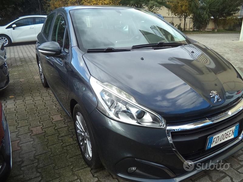 Grigio Usata 2016 Peugeot 208 Active Due volumi | 6300 € (Buon prezzo) - Immagine 1/4