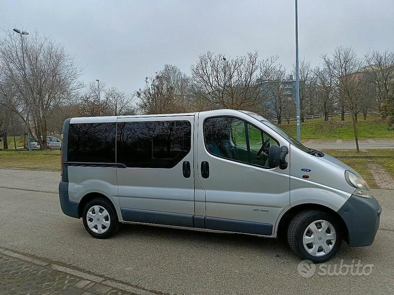 Usata Renault Trafic 100 CV (73 kW) 2006 Grigio Monovolume